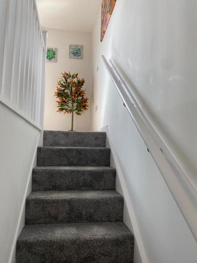 Central Newly Built 2 Bed Duplex Penthouse With Free On-Site Gated Parking, Lift Access, Self Check-In, Super Fast Wifi, Two Cathedral View Terraces & Sleeps 6 Пітерборо Екстер'єр фото
