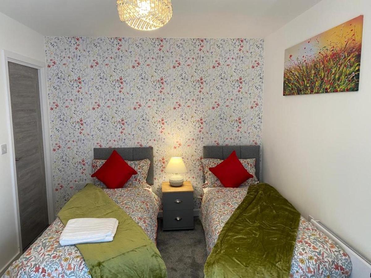 Central Newly Built 2 Bed Duplex Penthouse With Free On-Site Gated Parking, Lift Access, Self Check-In, Super Fast Wifi, Two Cathedral View Terraces & Sleeps 6 Пітерборо Екстер'єр фото